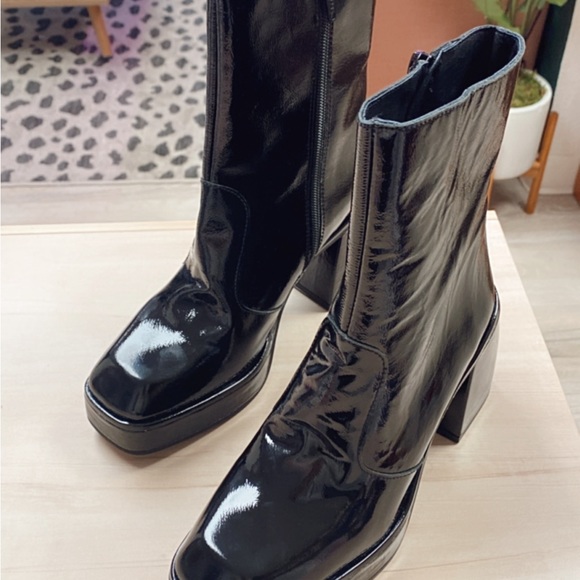 Free People black chunky heel shoe New. Retail: $298 sz 38 (7) - Picture 2 of 3